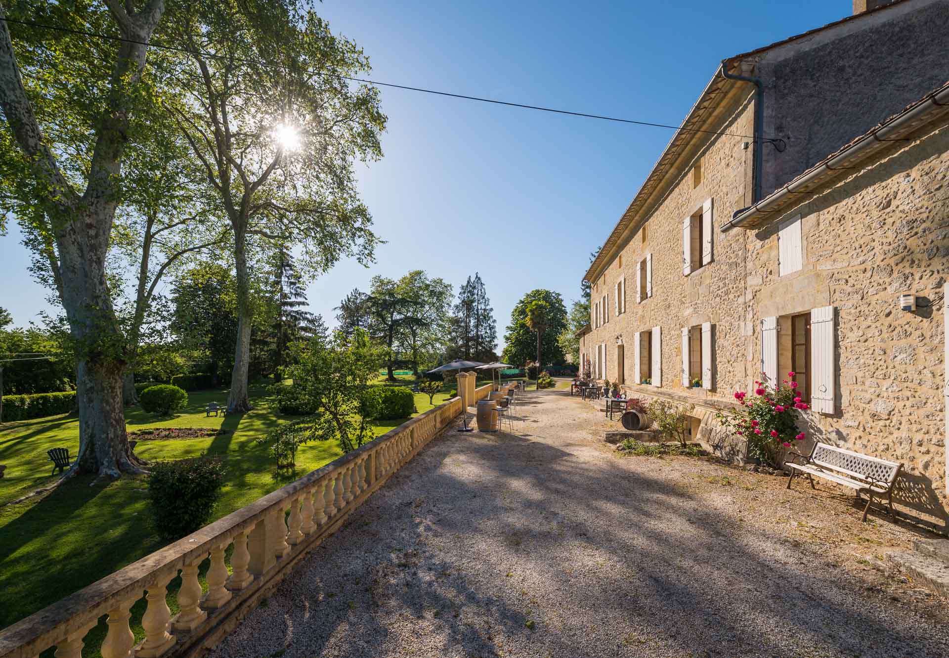Façade du Château Puygrenier — terrasse et tonneau en Dordogne